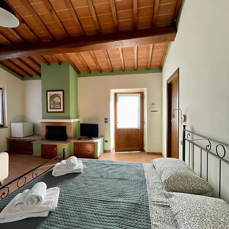 Casale Dell'assiolo לינה וארוחת בוקר 3*